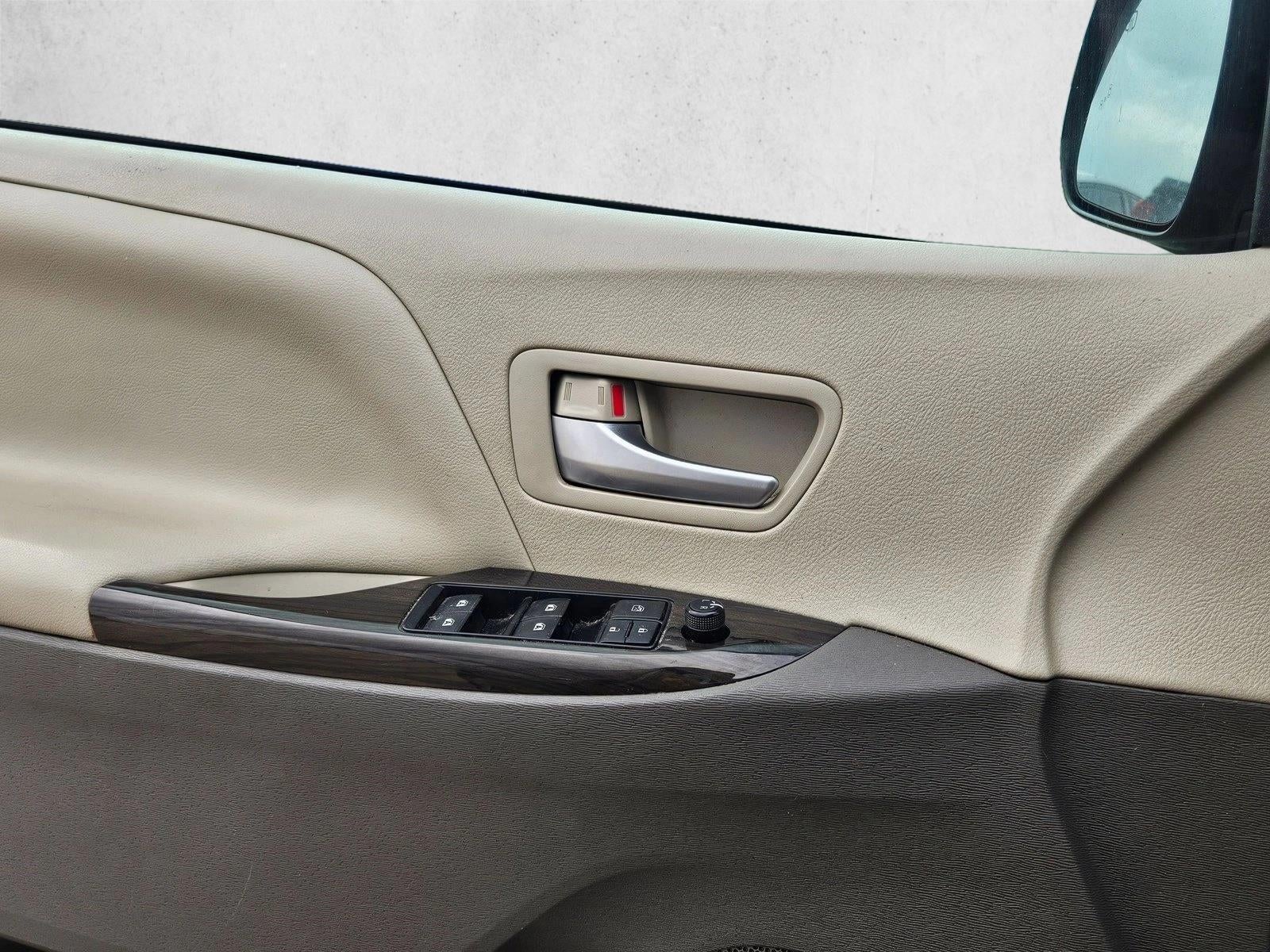 2017 Toyota Sienna XLE Auto Access Seat