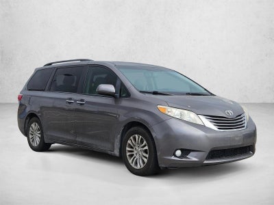 2017 Toyota Sienna XLE Auto Access Seat