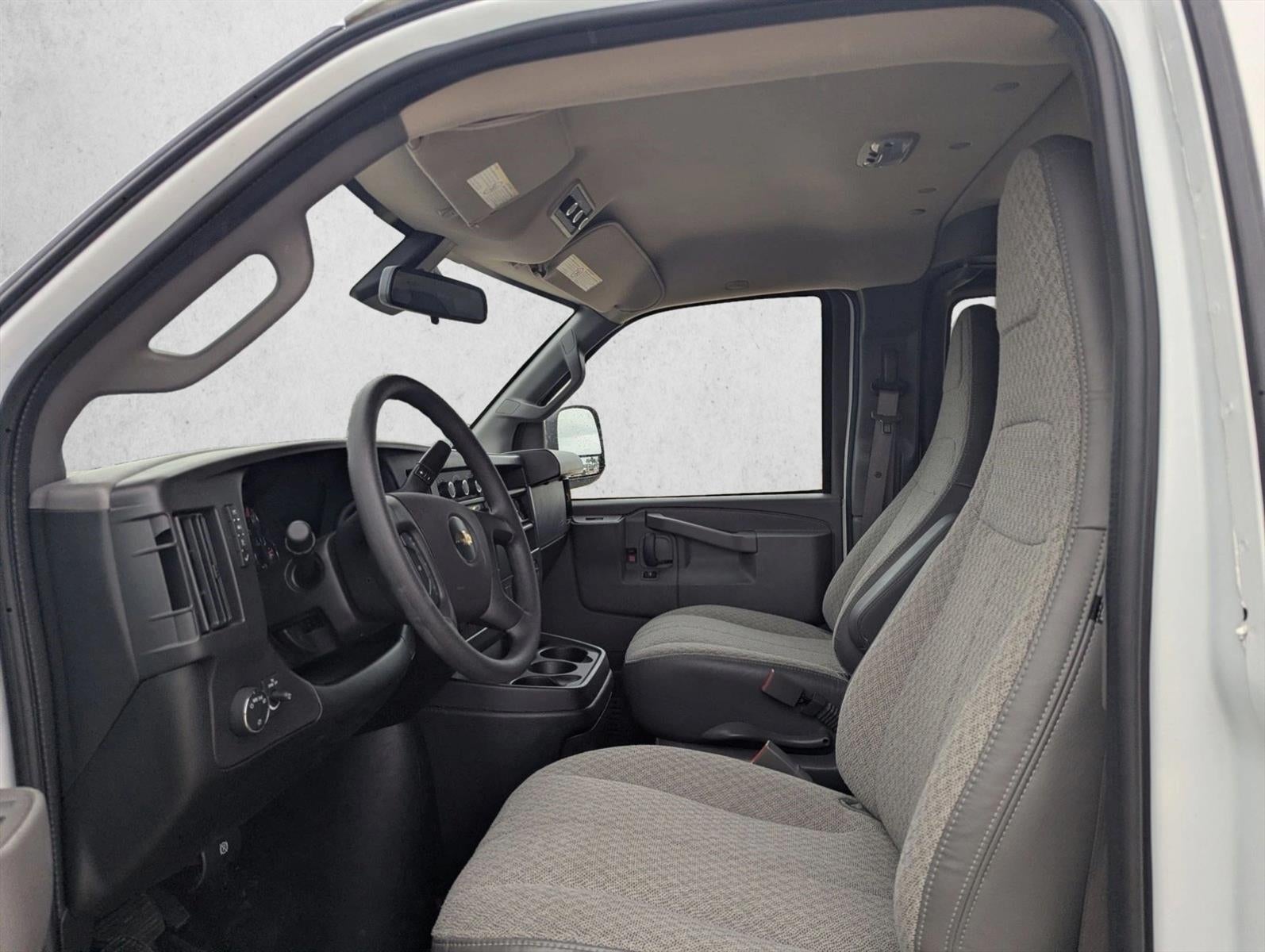 2025 Chevrolet Express Passenger 1LT