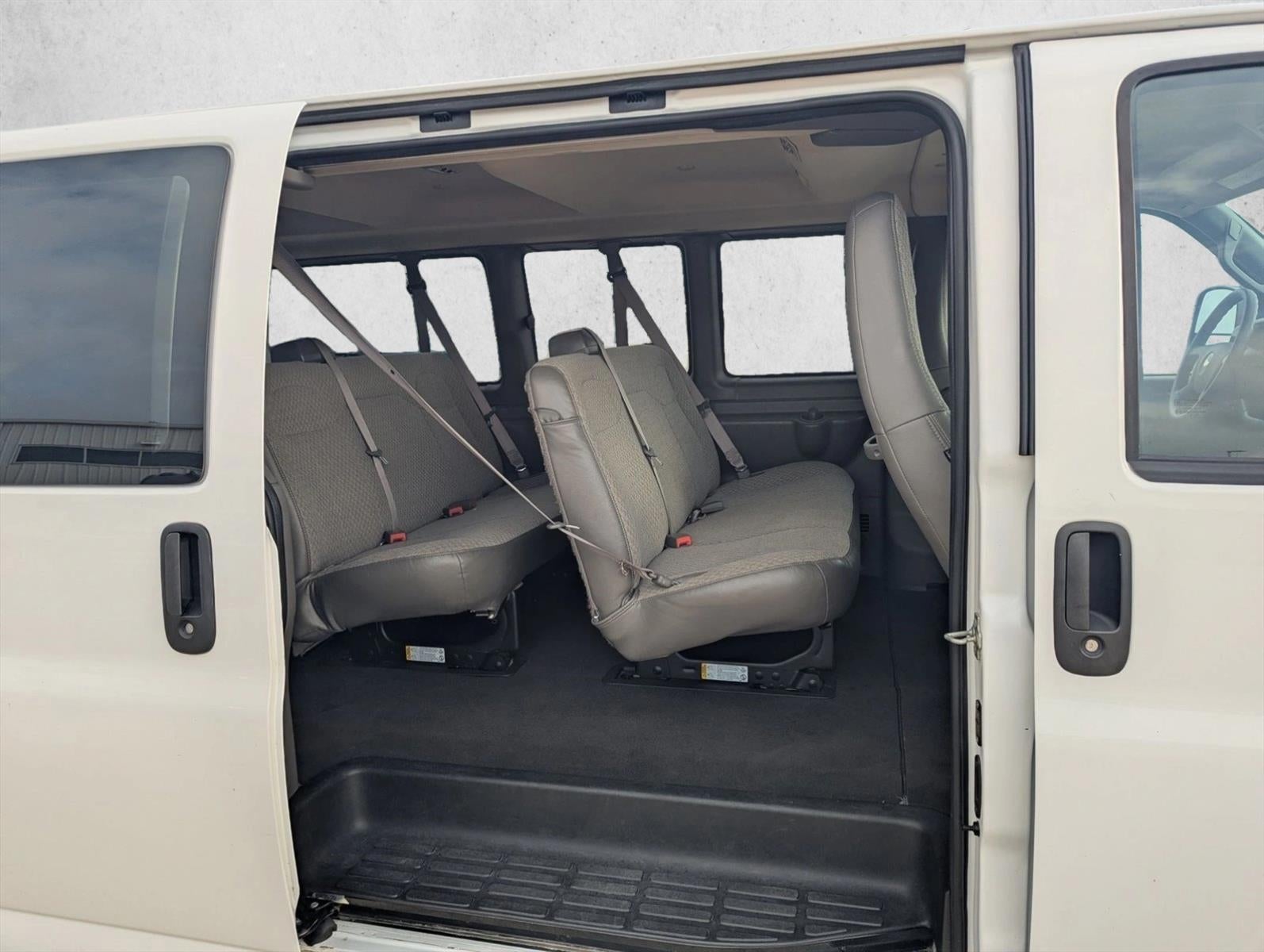 2025 Chevrolet Express Passenger 1LT