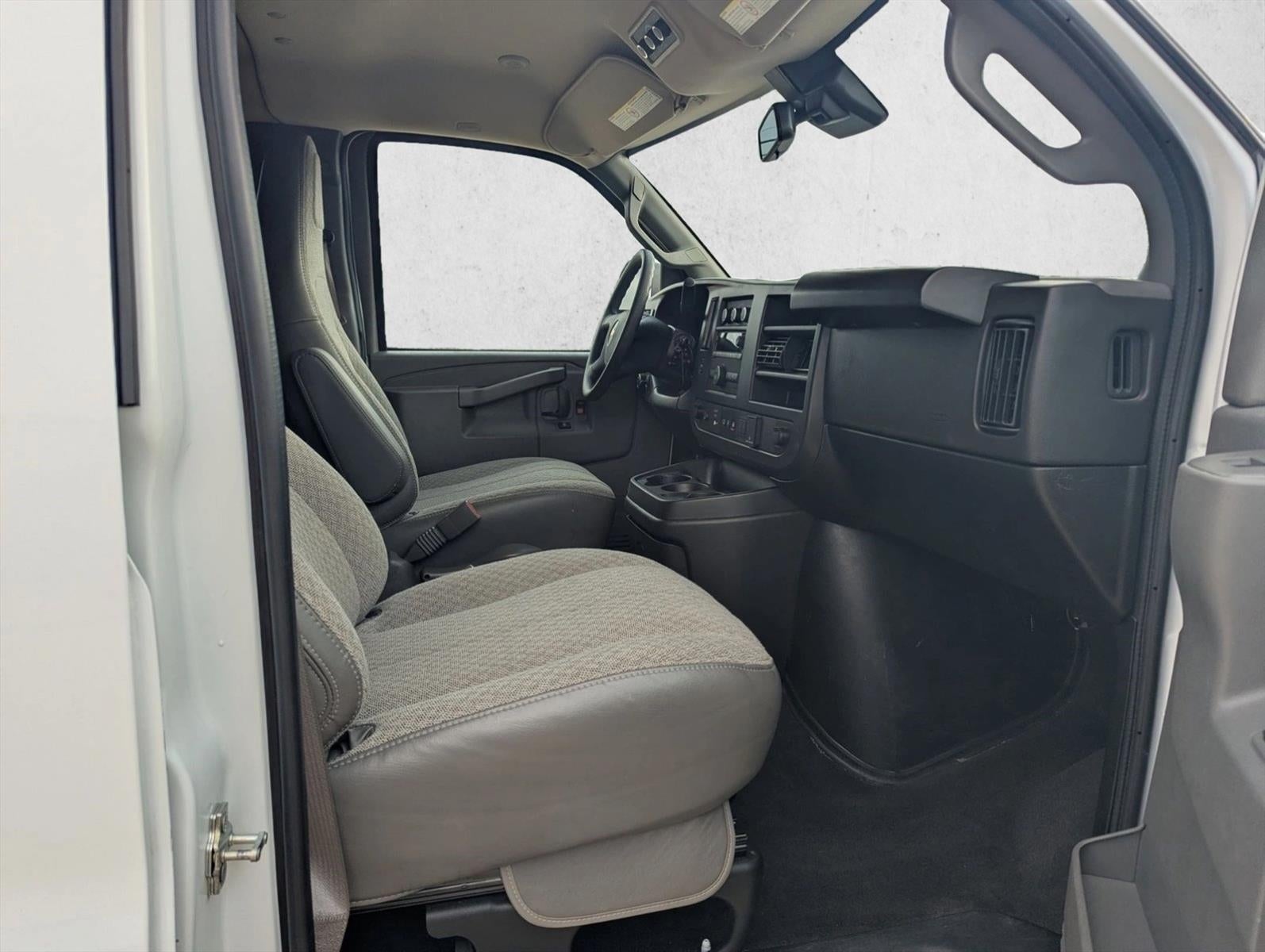 2025 Chevrolet Express Passenger 1LT