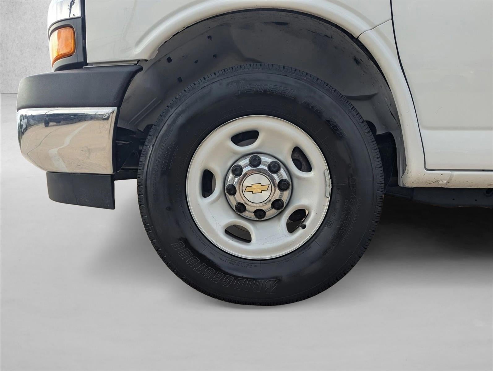 2025 Chevrolet Express Passenger 1LT