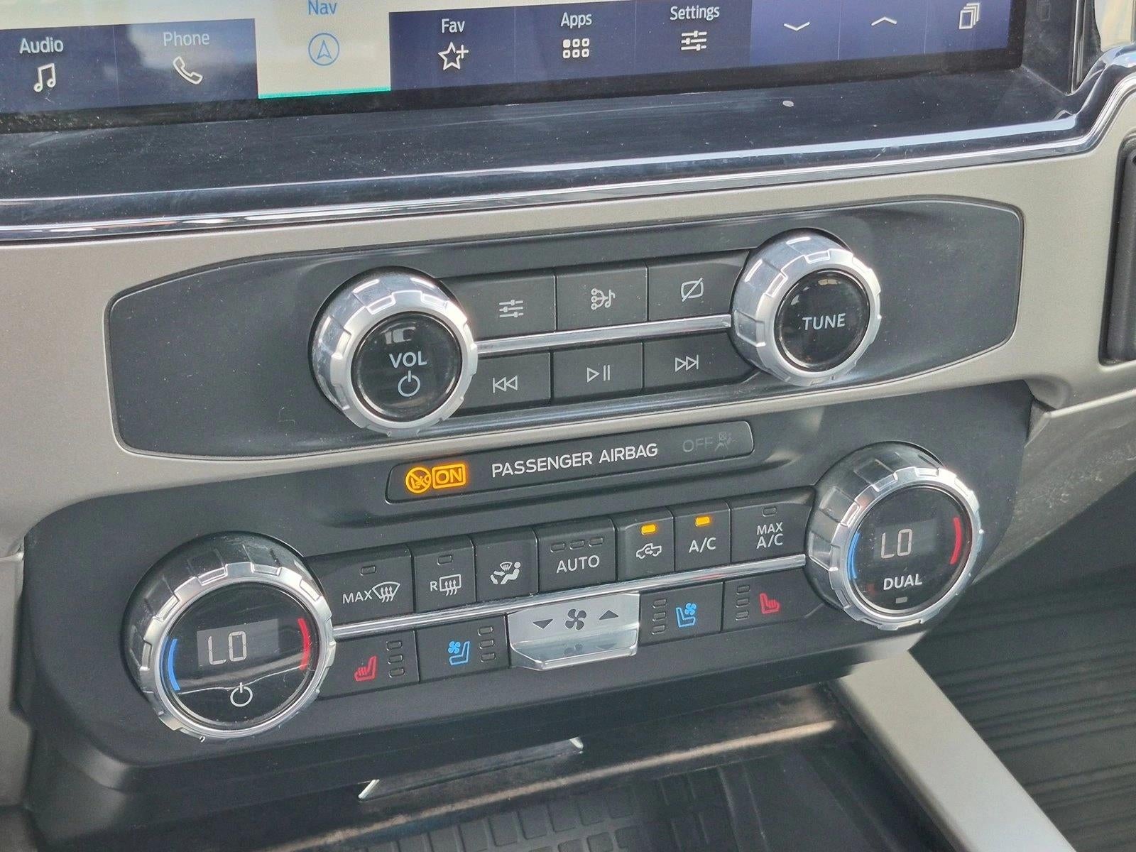 2022 Ford Super Duty F-350 DRW LARIAT 4WD Crew Cab 8' Box
