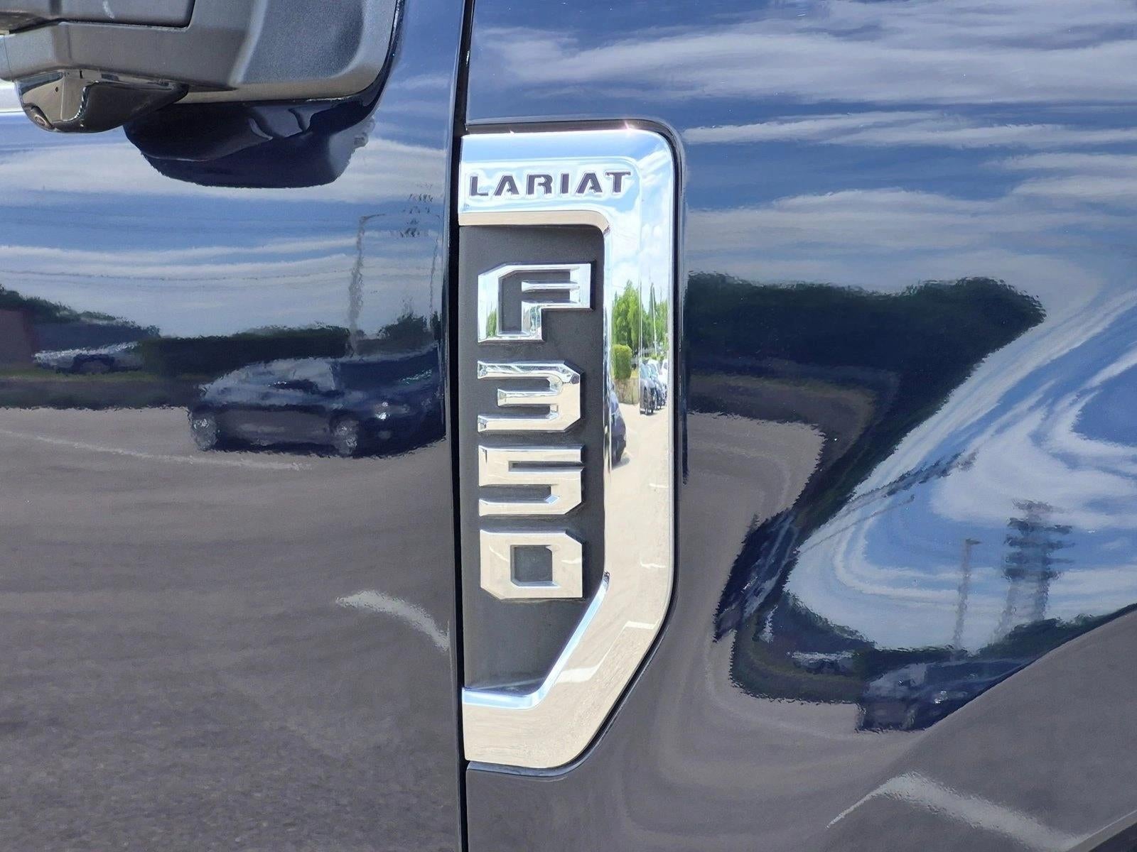 2022 Ford Super Duty F-350 DRW LARIAT 4WD Crew Cab 8' Box