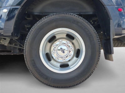 2022 Ford Super Duty F-350 DRW LARIAT 4WD Crew Cab 8' Box