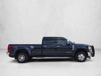 2022 Ford Super Duty F-350 DRW LARIAT 4WD Crew Cab 8' Box