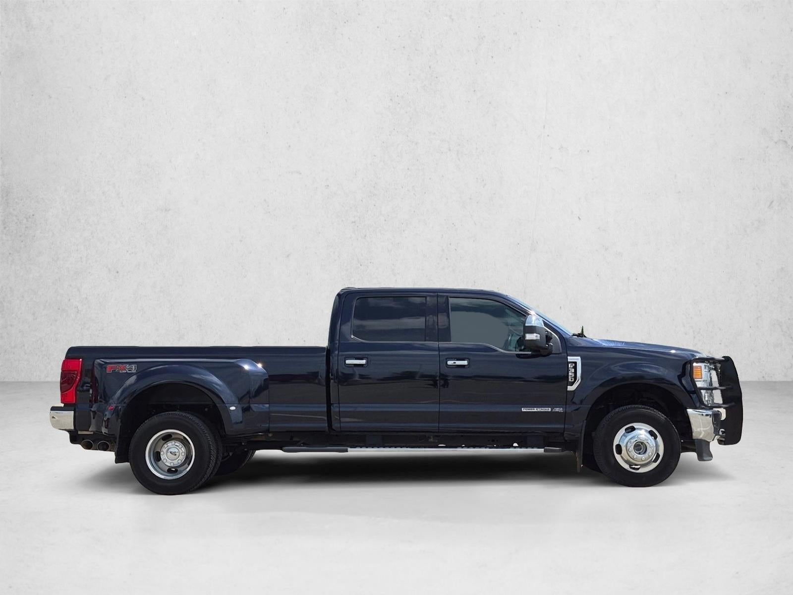 2022 Ford Super Duty F-350 DRW LARIAT 4WD Crew Cab 8' Box