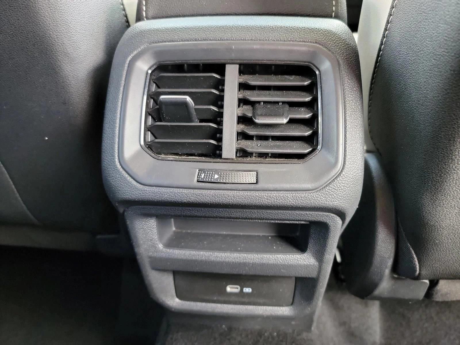 2025 Volkswagen Taos SE FWD
