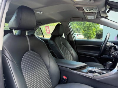 2022 Toyota Camry SE Auto (SE)