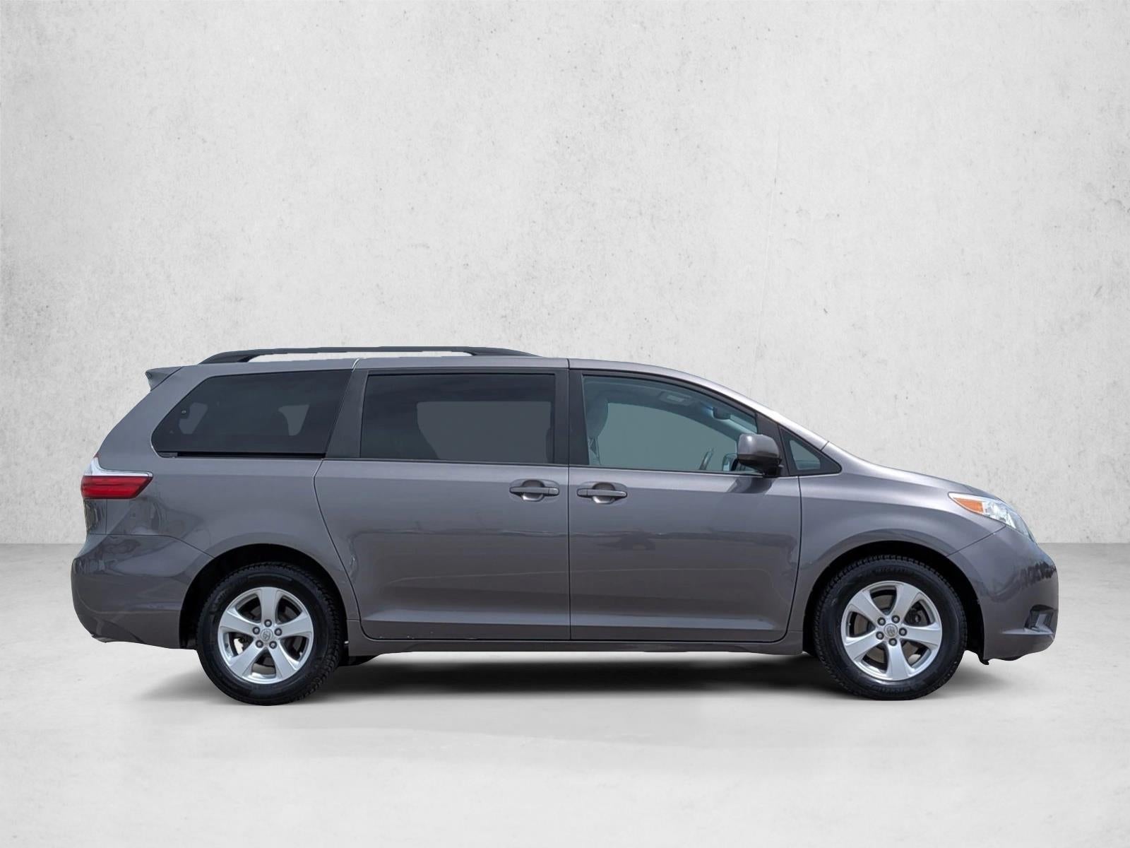 2017 Toyota Sienna LE FWD 8-Passenger (Natl)