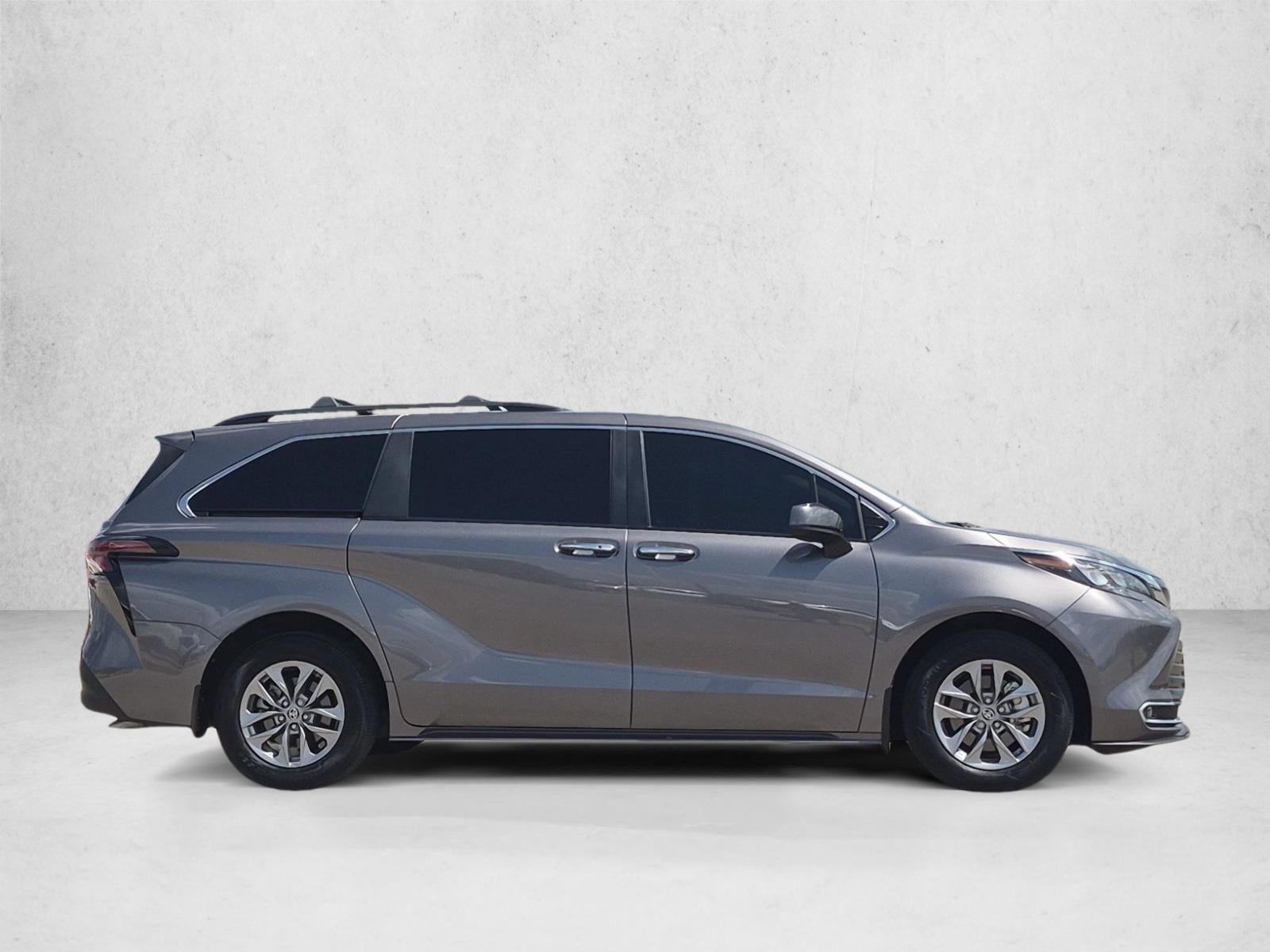 2024 Toyota Sienna XLE FWD 8-Passenger (Natl)