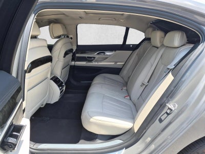 2022 BMW 740i Sedan