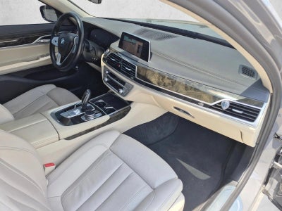 2022 BMW 740i Sedan